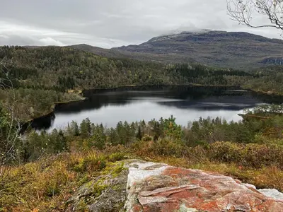 a large lake in the middle of a mountain at Flott familiehytte på Haukås i Strandebarm in Kvam