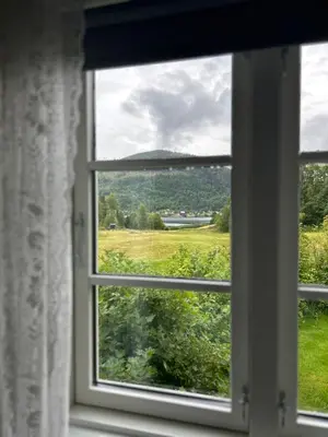 an open window with a view of a field at Tuddal Hyttegrend, GAMLESTUGU, Telemark in Tuddal