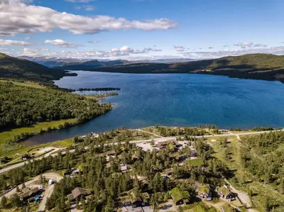 an aerial view of a lake with houses at Lemonsjø Fjellstue og Hyttegrend in Randsverk