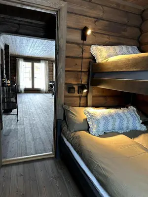 a mirror reflection of a bed in a room at Sentrumsnær Røroshytte in Røros