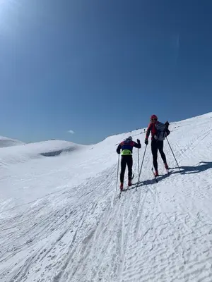 two people cross country skiing on a snow covered slope at Gvelvåsen Panorama, Blefjell, family cabin with view and nature in Flesberg