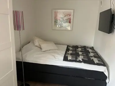 a small bedroom with a bed in a room at Leilighet i Lillehammer med gratis parkering in Lillehammer
