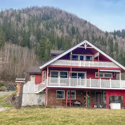 4 Bedroom Nice Home In Flornes