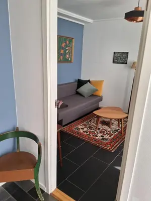 a living room with a couch and a table at Appartement calme et central sur Bergen in Bergen