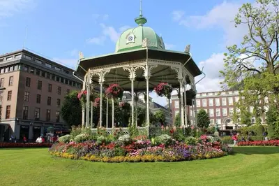 a gazebo in the middle of a park with flowers at Moderne Leilighet midt i Bykjernen Apt 1 in Bergen
