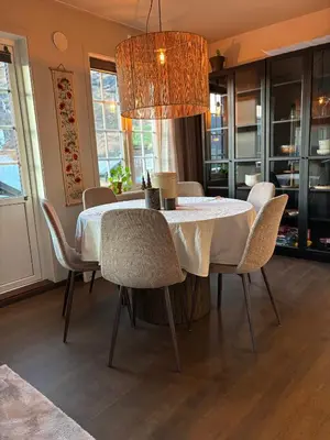 a dining room with a white table and chairs at Røldal ski in ski out in Håra