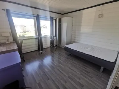 a small room with a bed and a window at Fjordgløtt in Blålia