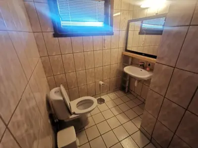 a bathroom with a toilet and a sink at Fjordgløtt in Blålia