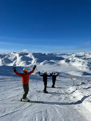 a group of three people standing on a ski slope at Modern mountain cabin in Tisleidalen, Golsfjellet in Gol