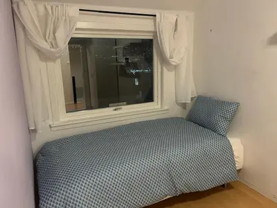 a bedroom with a bed and a window at Spacious 3 Bedroom Townhouse in Bergen