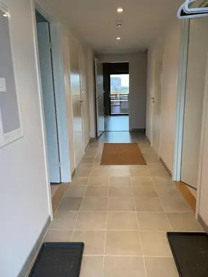 an empty hallway with a hallwayngthngthngthngthngthngthngthngthngthngth at Helgatunlia - Leilighet 2 in Vossevangen