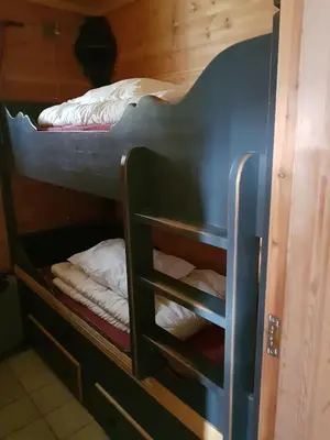 a bunk bed in a room with white pillows at Fjellleilighet med drømmeutsikt in Oppdal