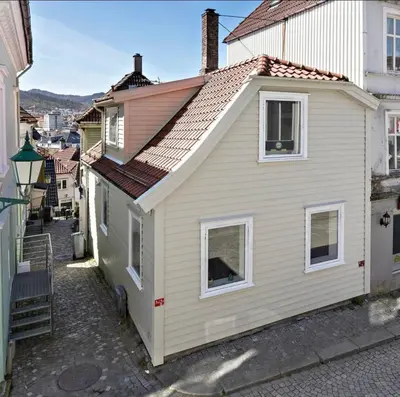 a small white house with a red roof at Hyggehuset in Bergen