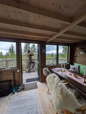 a living room with a statue of a man at Tretopphytta Kraggbua