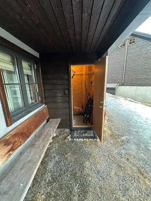 an open door to a house with a porch at Ski in-ski out leilighet Hemsedal in Fausko