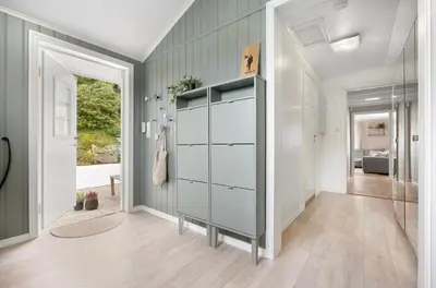a room with a closet and a hallway with a bedroom at Vestlandsidyll ved sjøen & Bergen