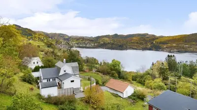 an aerial view of a house and a lake at Vestlandsidyll ved sjøen & Bergen