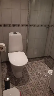a bathroom with a white toilet in a room at Trivelig Stabbur på Lånke Gård