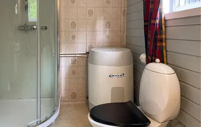 a small bathroom with a toilet and a shower at Stunning Home In Eidsvåg I Romsdal in Toven