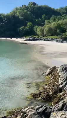 a beach with rocks and the water at Koselig hytte nær sandstrand in Langenes