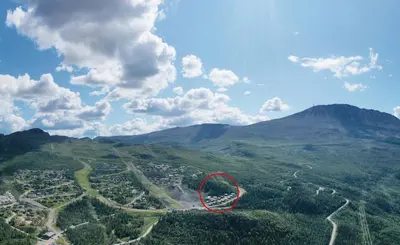 a red kite flying in the sky over a city at Gaustatoppen Hytteutleie in Gaustablikk