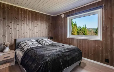 a bedroom with a large bed and a window at Amazing Home In Ål - With Wifi in Ål