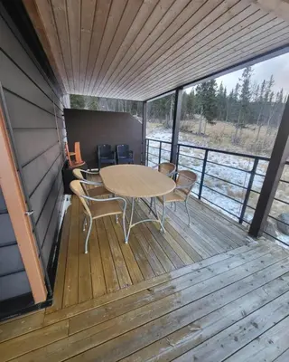 a wooden deck with a table and chairs on it at Synnseter, Synnfjellet, Fjellstuguvegen 38, 2880 Nord Torpa in Lii
