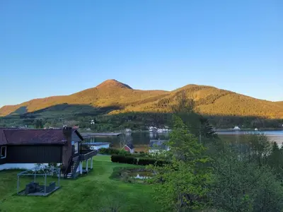 Gallery image of Hus med stor hage ved Vatsfjorden in Åmsosen