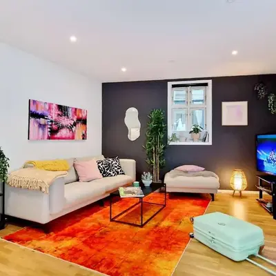 Prime location amazing king bed colorful oasis