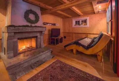 a living room with a fireplace and a couch at Family Cabin For Many In The High Mountains in Hovet