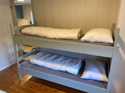 two beds on a shelf in a room at Fjellheimens Svanebu in Tyinkrysset