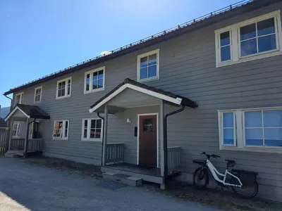 a bike parked in front of a house at Rom 3 i bufellesskap in Sogndal