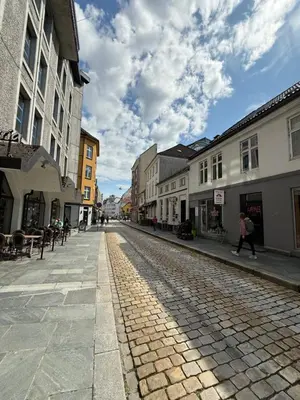 a cobblestone street in a city with buildings at Romslig leilighet midt i Bergen sentrum - komfort med kvalitetsenger og dyner in Bergen