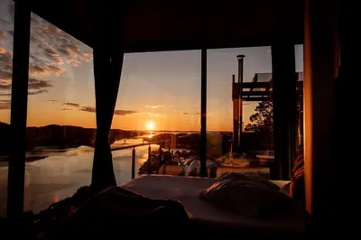 a room with a view of the sunset through the window at Speilhus med badestamp - en unik naturopplevelse in Solem