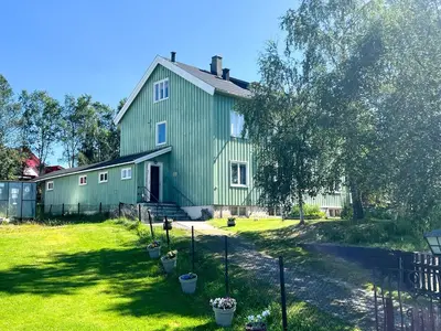 a green house with plants in front of it at Voi Voi Bed & Breakfast in Røros