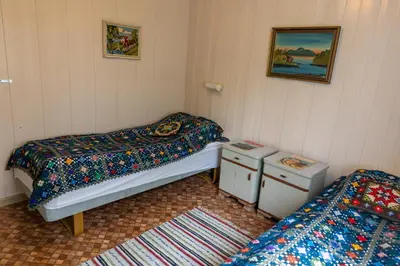 a small room with two beds and two tables at Voi Voi Bed & Breakfast in Røros