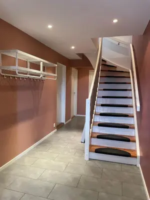 a staircase in a room with a wall and a floor at Panorama leilighet in Lii