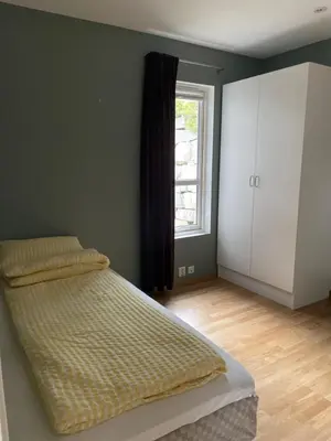 a bedroom with a bed and a window at Panorama leilighet in Lii