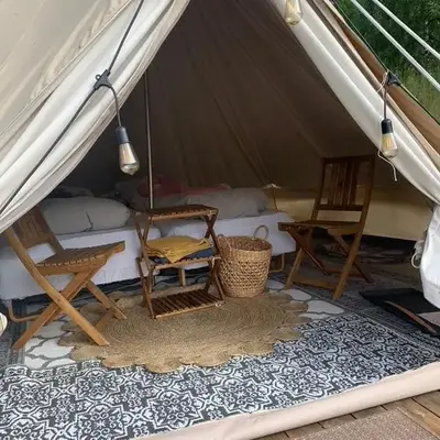 Glampingtelt i fjordkanten