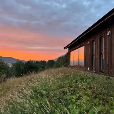 Cabin at the end of Skardsøya towards the sea - boat