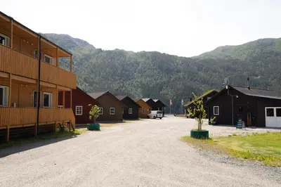 a row of houses with mountains in the background at Standard Rom in Fjæra