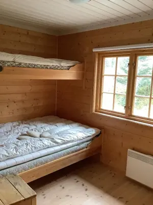a room with two bunk beds in a cabin at Skarvegløtt Ski in Ski out in Nesbyen