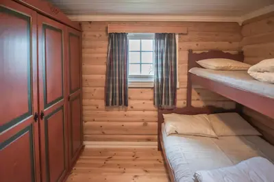 a small room with two bunk beds and a window at Trysilfjellet Sør 480 in Trysil