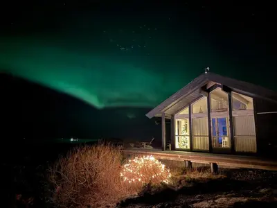 a gazebo with the aurora in the sky at Drømmeplassen in Averoy