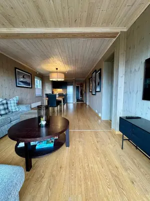 a living room with a table and a couch at Fantastisk utsikt i Hemsedal med ski in og ski ut in Fausko