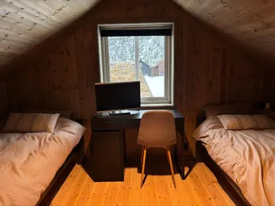 a bedroom with a desk with a computer and a chair at Ski inn ski out, downhill and crosscountry Holtardalen in Torvetjørn