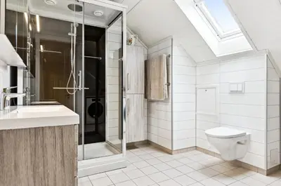 a bathroom with a toilet and a shower and a sink at Spacious 3-Bedroom Apartment with Balcony and Free Parking Orkland near Trondheim in Fannrem