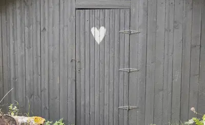 a heart painted on the side of a fence at Waterfall Retreat in Sel