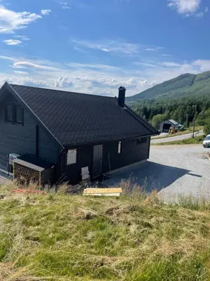 a black house with a ramp in front of it at Flott hytte i Sogndal skisenter-Hodlekve in Sogndal
