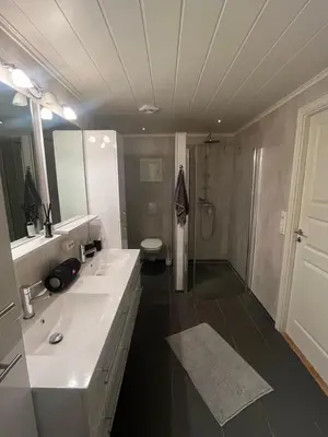 a large bathroom with two sinks and a shower at Stort hus i Steinkjer in Steinkjer